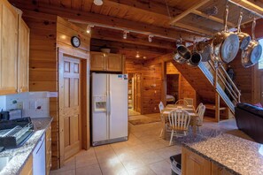 Ferienhütte, Mehrere Betten, Whirlpool, Bergblick (Misty Peak) | Speisen