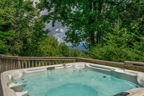 Ferienhütte, Mehrere Betten, Whirlpool, Bergblick (Misty Peak) | Außen-Whirlpool