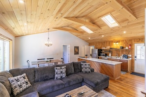 Living area - Snaggys Retreat (Boone)