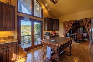 Casa, varias camas, bañera de hidromasaje, vistas a la montaña (Banner Elk Winery Villa) | Restauración