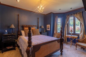 Ferienhaus, Mehrere Betten, Whirlpool, Bergblick (Banner Elk Winery Villa) | 8 Schlafzimmer, individuell dekoriert, individuell eingerichtet