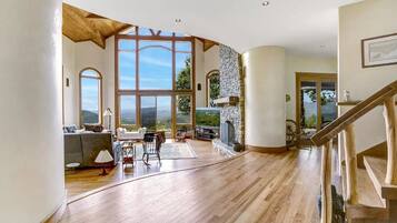 House, Berbilang Katil, Hot Tub, Mountain View (Sunrise to Sunset) | Ruang tamu | Pendiangan