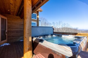 Huis, Meerdere bedden, bubbelbad, uitzicht op bergen (Wild Turkey Inn at Eagles Nest) | Outdoor spabad