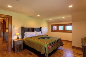 Huis, Meerdere bedden, bubbelbad, uitzicht op bergen (Wild Turkey Inn at Eagles Nest) | 6 slaapkamers, individueel gedecoreerd, individueel gemeubileerd