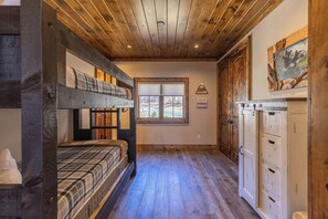 Kabin, Beberapa Tempat Tidur, hot tub, pemandangan gunung (Casa Tres Cuervos at Eagles Nest) | 3 kamar tidur dan didekorasi berbeda-beda