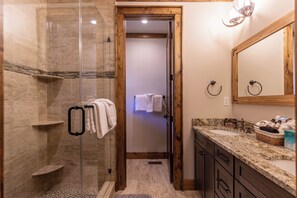 Hytte - flere senge - boblebad - bjergudsigt (Casa Tres Cuervos at Eagles Nest) | Badeværelse | Designertoiletartikler, håndklæder, Toiletpapir