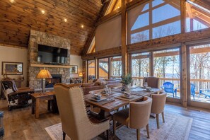 Kabin, Beberapa Tempat Tidur, hot tub, pemandangan gunung (Casa Tres Cuervos at Eagles Nest) | Tempat makan