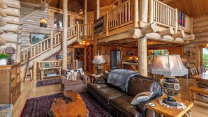 Mökki, useita sänkyjä, poreamme, vuoristonäköala (Spice Mountain Lodge) | Oleskelualue | Takka