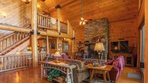 Hytte, flere senger, spabadekar, fjellutsikt (Black Bear Lodge) | Oppholdsområde | Peis