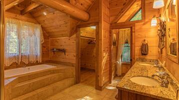 Kabin, Beberapa Tempat Tidur, hot tub, pemandangan gunung (Black Bear Lodge) | Kamar mandi | Perlengkapan mandi desainer, handuk, dan tisu toilet