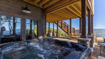 Nhà, nhiều giường, bồn tắm nước nóng, quang cảnh núi (Almost Heaven at Eagles Nest) | Hiên