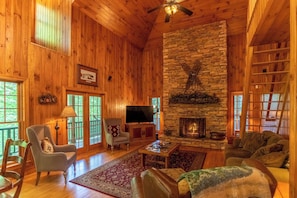 Stuga - flera sängar - uteplats - utsikt mot bergen (Honey Bear Haven) | Vardagsrum | Eldstad