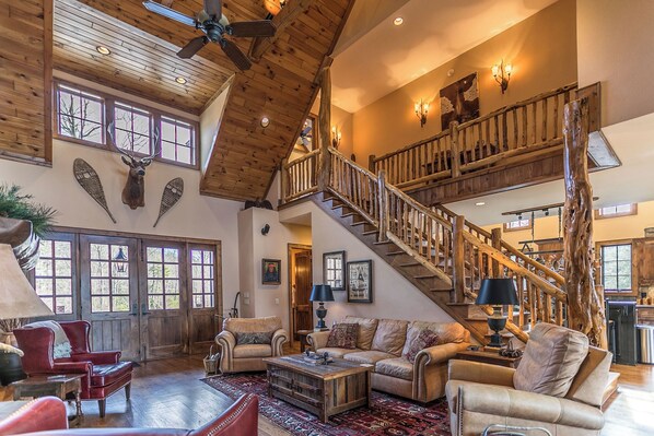 Living area - Elk Camp Lodge (Newland)