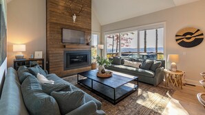 منزل - عدة أسرّة - بمغطس ساخن - منظر للجبل (Blue Meadows at Blue Ridge Mountain) | منطقة المعيشة | مدفأة
