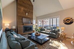 Maison, plusieurs lits, bain à remous, vue montagne (Blue Meadows at Blue Ridge Mountain) | Coin séjour