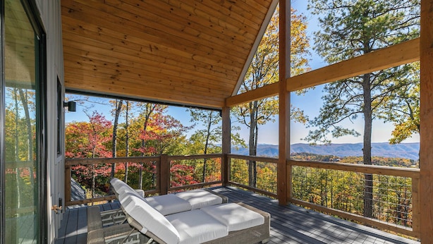 منزل - عدة أ سرّة - بمغطس ساخن - منظر للجبل (Blue Meadows at Blue Ridge Mountain) | شرفة/رواق