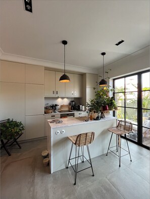 Refrigerador, horno, parrilla de estufa y lavavajillas 