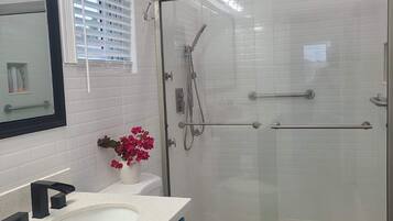 Douche, sĂšche-cheveux, bidet, serviettes fournies