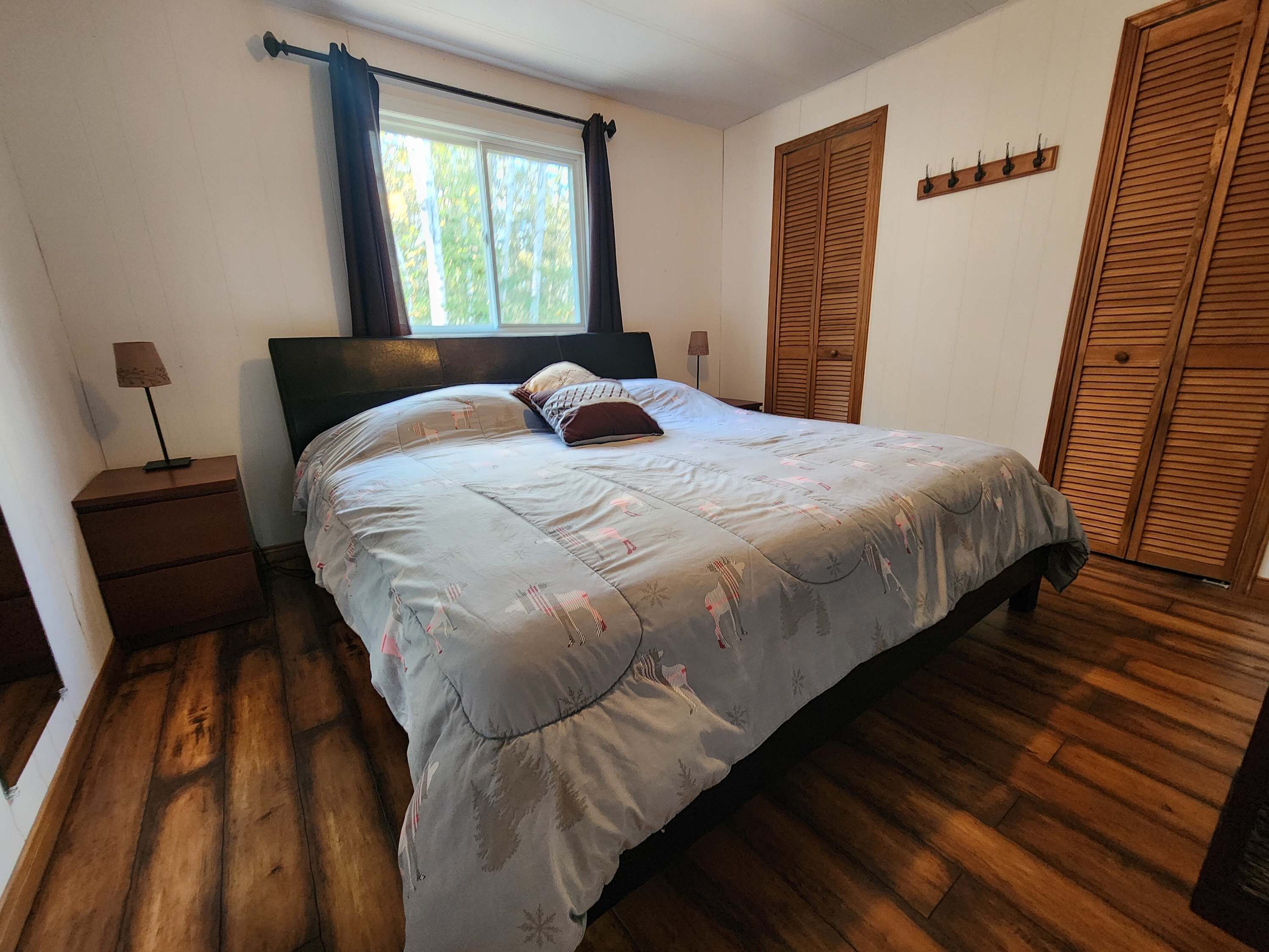 5 bedrooms, iron/ironing board, WiFi, bed sheets