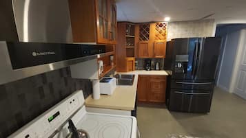Geladeira, micro-ondas, fogão, cooktop