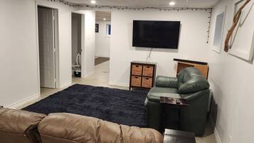 Télévision, livres, espaces bureaux