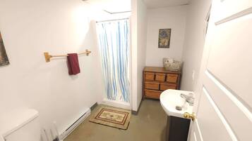 Douche, sĂšche-cheveux, serviettes fournies