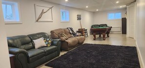 TV, books, offices - 3 lits avec billard et fraicheur au Mont Video (Barraute)