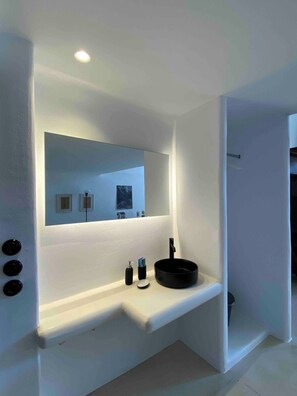 House, 4 Bedrooms, Smoking, Balcony | Bathroom