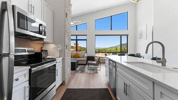 Réfrigérateur, micro-ondes, four, plaque de cuisson