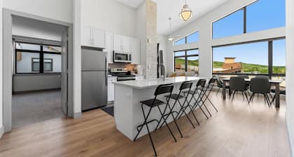 Centrally Located High End Condo w/ Private Balcony & Rooftop Hot Tubs