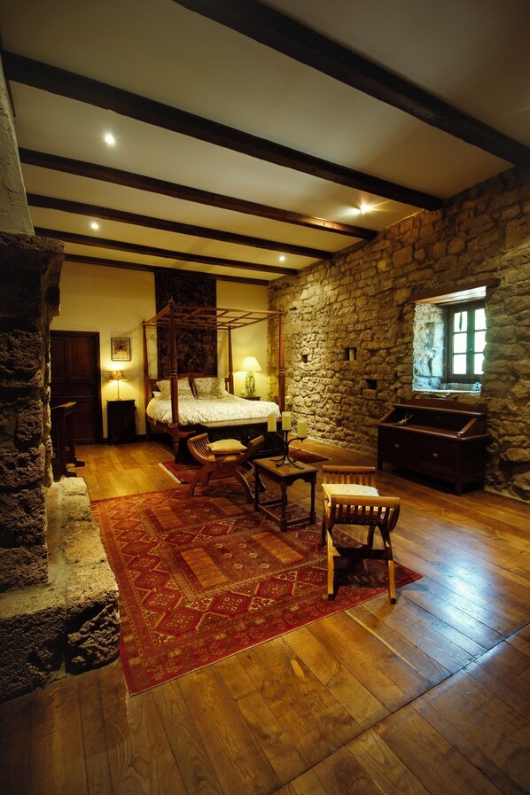 Family Suite, Non Smoking, Private Bathroom | Free WiFi - Le Château de Sorgues (Cornus)