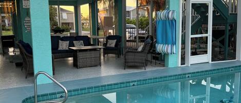 Een buitenzwembad, een verwarmd zwembad