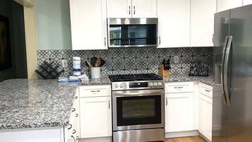 雪櫃、微波爐、焗爐、爐具