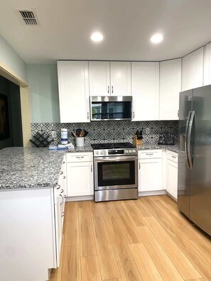 Refrigerador, microondas, horno y parrilla de estufa 