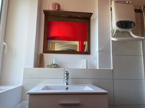 Dusche, Handtücher, Seife, Toilettenpapier