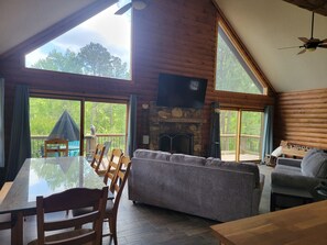 Smart-TV, Kamin, Tischfußball, Tischtennisplatte