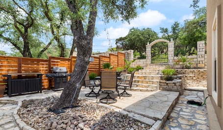 Outdoor dining. Lakeway - Cedar St #B