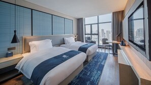 Chambre Deluxe avec lits jumeaux, vue ville | Couette en duvet d'oie, bureau, Wi-Fi gratuit