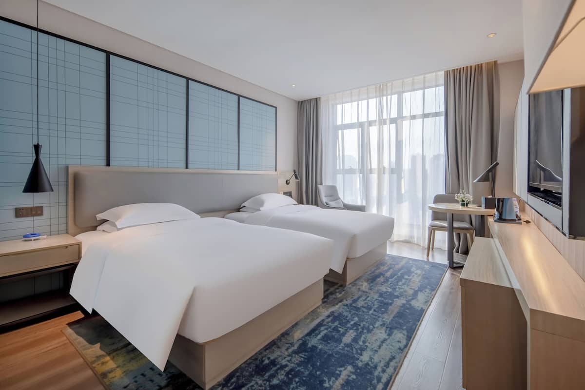 Deluxe Twin Room, City View | Living area