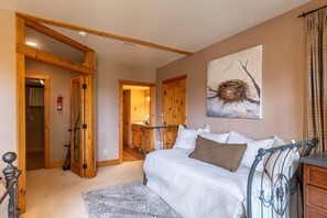 Hus, flere senger, spabadekar, fjellutsikt (Altitudes Attitude) | 2 soverom, individuelt dekorert, individuelt innredet og sengetøy