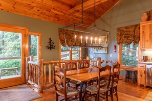 하우스, 침대(여러 개), 온수 욕조, 산 전망 (Altitudes Attitude) | 다이닝