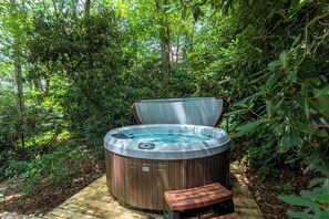 House, Multiple Beds, Hot Tub, Mountain View (Altitudes Attitude) | Outdoor spa tub