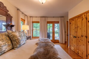 House, Multiple Beds, Hot Tub, Mountain View (Altitudes Attitude) | 2 bedrooms, individually decorated, individually furnished, bed sheets