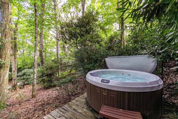 Outdoor spa tub