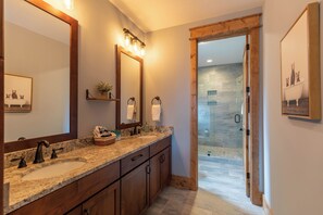 Ferienhaus, Mehrere Betten, Terrasse, Bergblick (Neverending Story at Eagles Nest) | Badezimmer | Designer-Toilettenartikel, Handtücher, Toilettenpapier