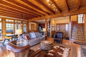 ハウス ベッド (複数台) パティオ マウンテンビュー (Elk's Roost at The Farm in Banner Elk) | リビング エリア | 暖炉