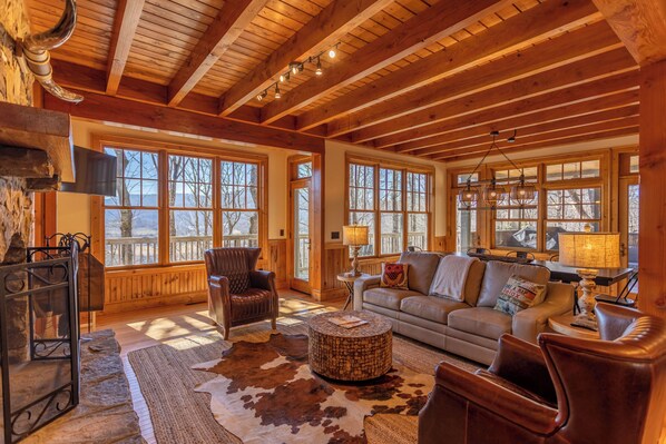 ハウス ベッド (複数台) パティオ マウンテンビュー (Elk's Roost at The Farm in Banner Elk) | リビング エリア | 暖炉