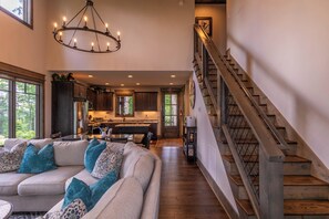 Hus - flera sängar - uteplats - utsikt mot bergen (MountainAire at Eagles Nest) | Vardagsrum | Eldstad