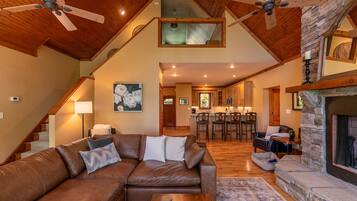 Nhà, nhiều giường, sân hiên, quang cảnh núi (Crystal Mountain Lodge) | Khu phòng khách | Lò sưởi