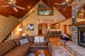 Huis, Meerdere bedden, terras, uitzicht op bergen (Crystal Mountain Lodge) | Woonruimte | Een open haard